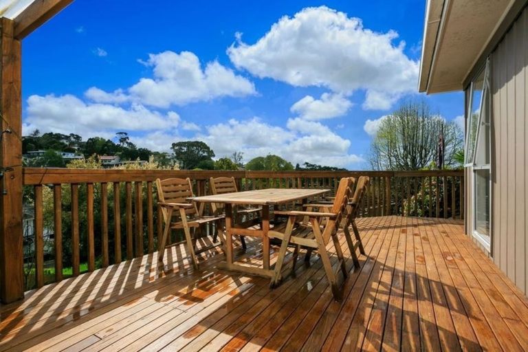 Photo of property in 2/12 Wanita Place, Totara Vale, Auckland, 0629