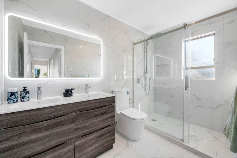 Photo of property in 4 Burlington Place, Manurewa, Auckland, 2102