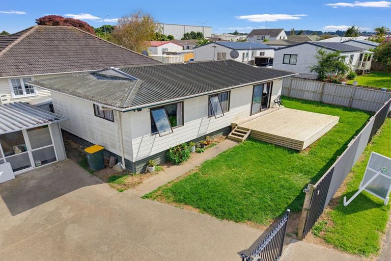 Photo of property in 2/31 Solveig Place, Randwick Park, Auckland, 2105