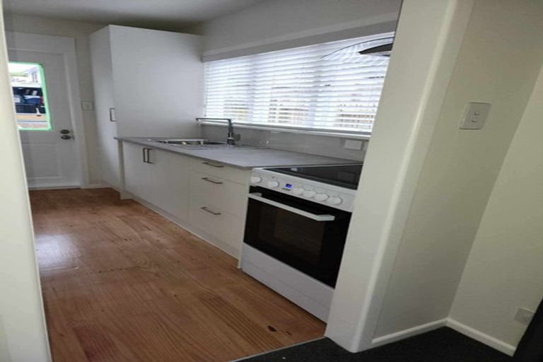 Photo of property in 2/228 East Coast Road, Forrest Hill, Auckland, 0620