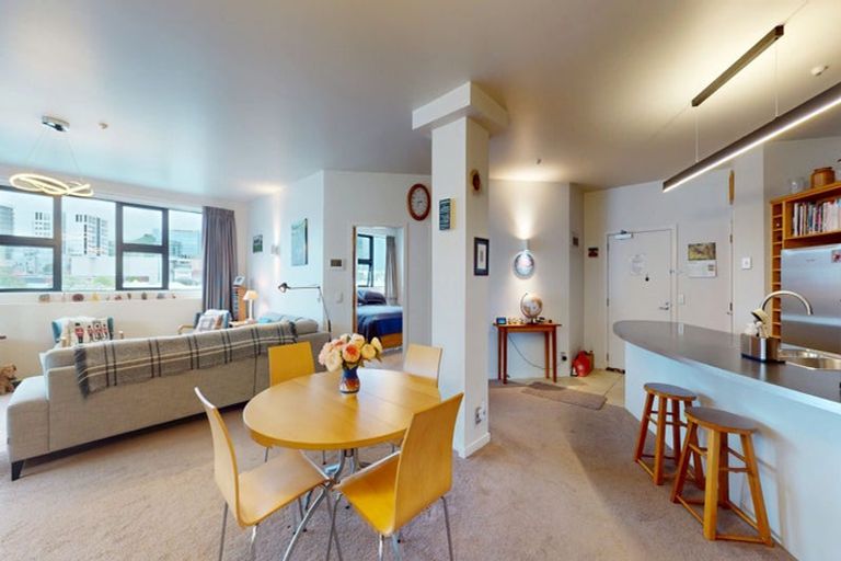 Photo of property in Endeavour Apartments, 9/125 Thorndon Quay, Pipitea, Wellington, 6011