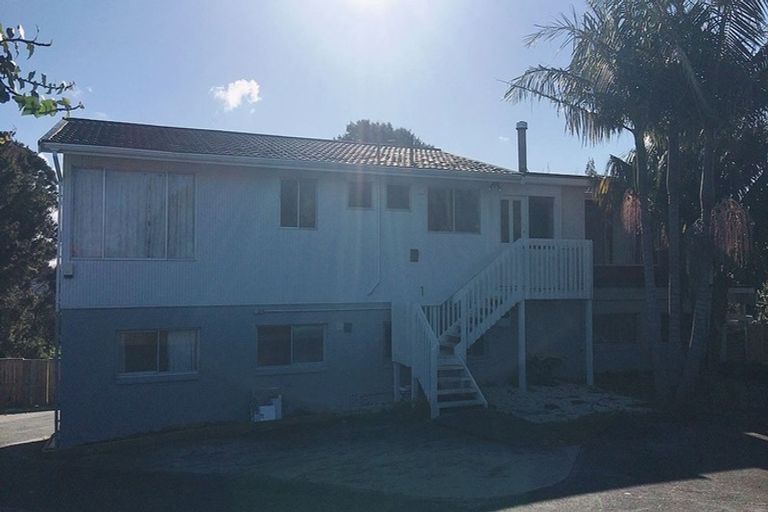 Photo of property in 31 Valley View Road, Glenfield, Auckland, 0629