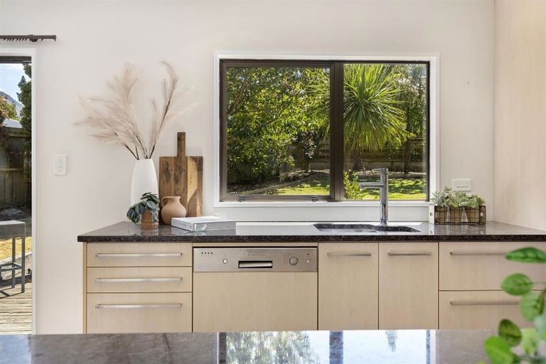 Photo of property in 9 Larch Court, Kelvin Heights, Queenstown, 9300