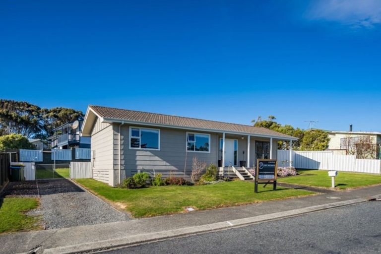 Photo of property in 17 Cleat Street, Whitby, Porirua, 5024