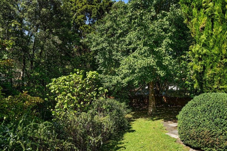 Photo of property in 2 Dillon Street, Lowry Bay, Lower Hutt, 5013