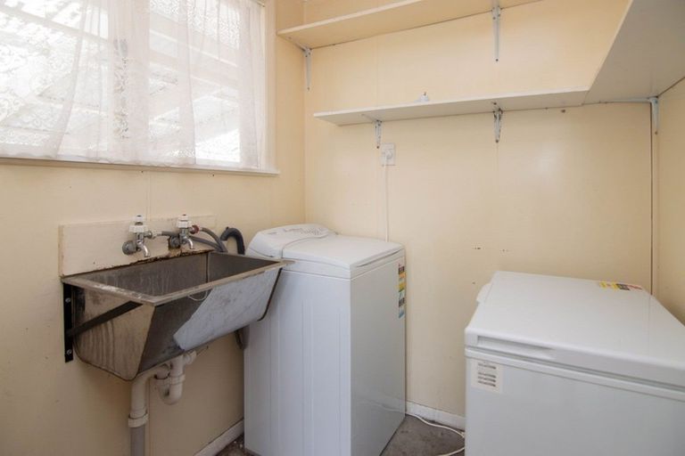 Photo of property in 18 Montrose Place, Takaro, Palmerston North, 4412