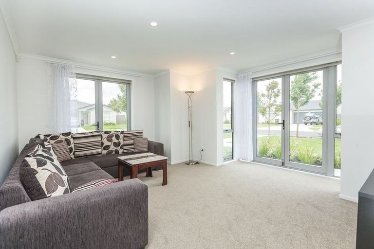 Photo of property in 97 Popokatea Drive, Takanini, 2112