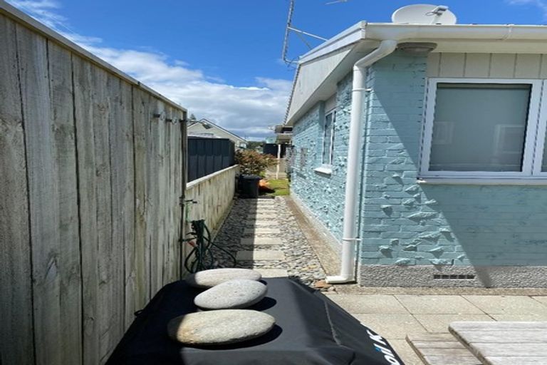Photo of property in 27 Third Avenue, Urenui, 4377