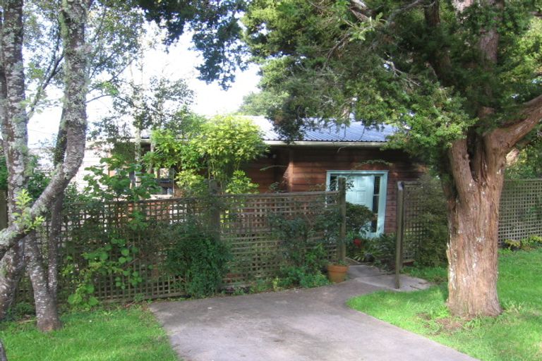 Property details for 26 Kauri Point Road, Laingholm, Auckland, 0604