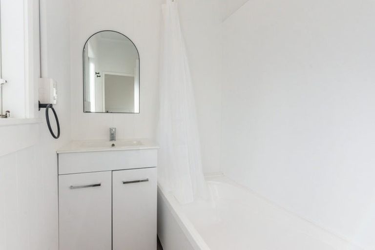 Photo of property in 10-10a Waimea Road, Waikanae Beach, Waikanae, 5036