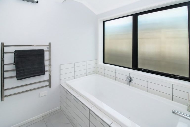 Photo of property in 2 Ongarui Close, Whalers Gate, New Plymouth, 4310