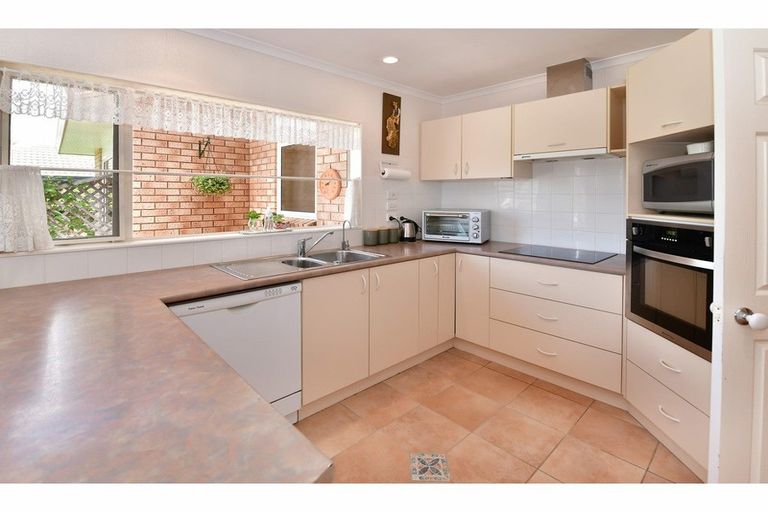 Photo of property in 15 Kath Hopper Drive, Orewa, 0931