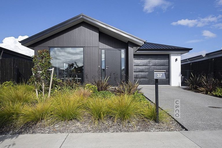Photo of property in 37 Lumbarda Drive, Kumeu, 0810