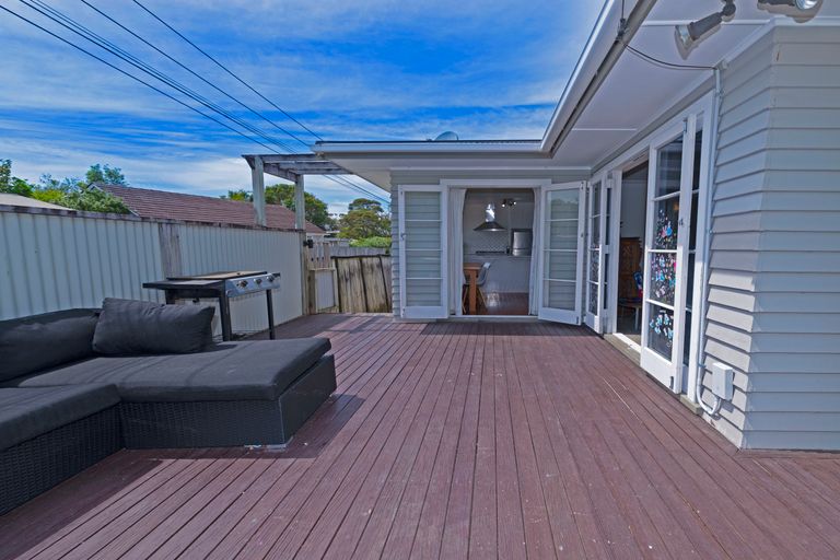 Photo of property in 14 Birdwood Road, Swanson, Auckland, 0612