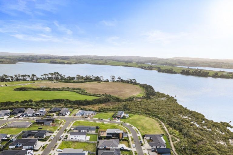 Photo of property in 32 Tahuna Minhinnick Drive, Glenbrook, Waiuku, 2681