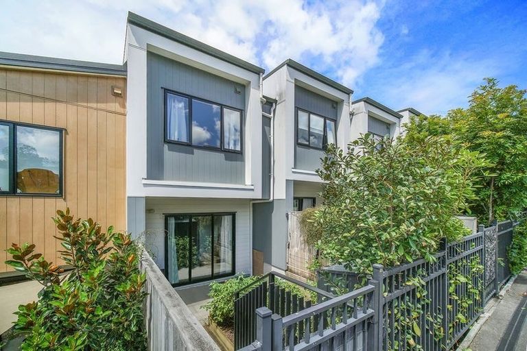 Photo of property in 29 Morihana Close, Glen Eden, 0602