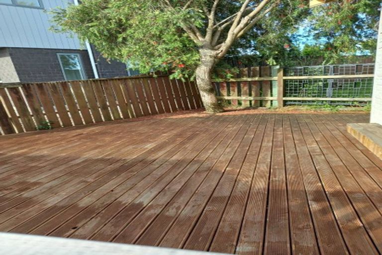 Photo of property in 16 Massine Place, Randwick Park, Auckland, 2105