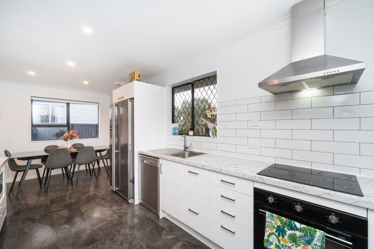 Photo of property in 21 Lyndale Place, Kelvin Grove, Palmerston North, 4414