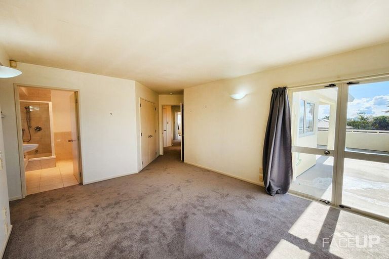 Photo of property in 20 Whiting Grove, West Harbour, Auckland, 0618
