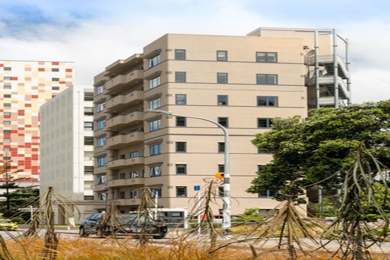 Photo of property in Westhaven Apartments, 2/127 Molesworth Street, Thorndon, Wellington, 6011