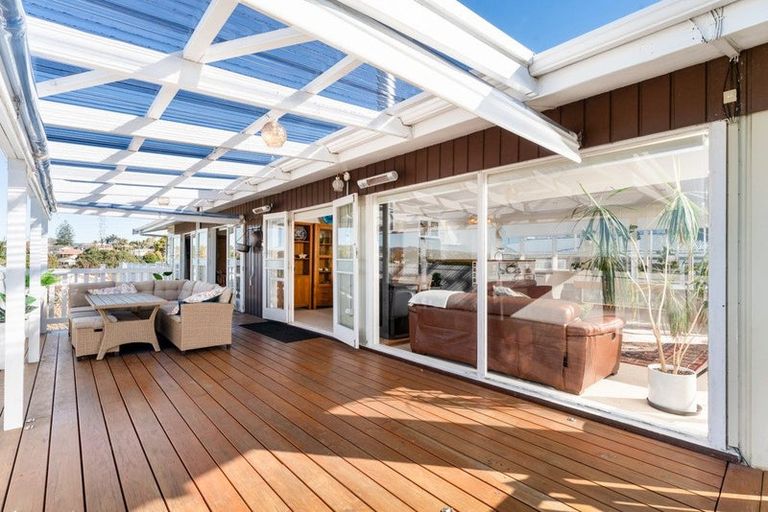 Photo of property in 15 Jaemont Avenue, Te Atatu South, Auckland, 0610