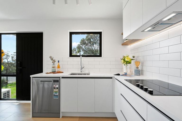 Photo of property in 1/1090 Beach Road, Torbay, Auckland, 0630