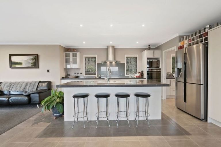 Photo of property in 81 Vaughans Road, Okura, Albany, 0792