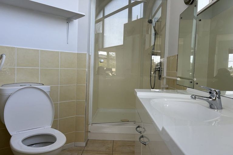 Photo of property in 2/991 Beach Road, Torbay, Auckland, 0630