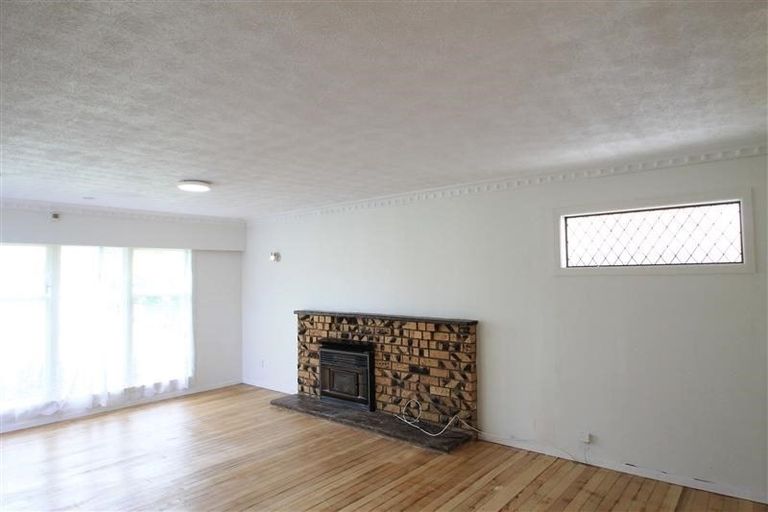 Photo of property in 17 Kirrie Avenue, Te Atatu South, Auckland, 0610