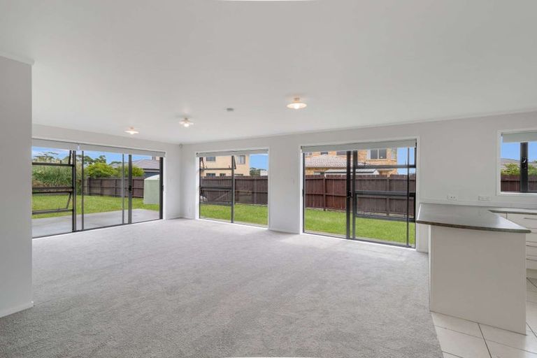 Photo of property in 19 Aitkenhead Court, Parakai, 0830