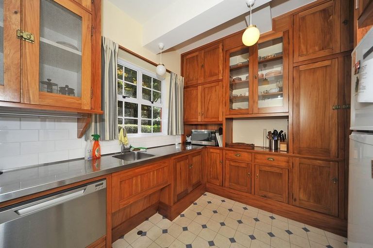 Photo of property in Chevening Flats, 90 Salamanca Road, Kelburn, Wellington, 6012