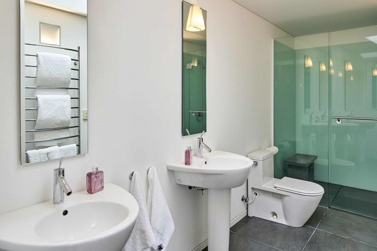 Photo of property in Orient Flats, 348 Oriental Parade, Oriental Bay, Wellington, 6011