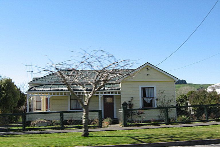 Photo of property in 24 Paraekaretu Street, Hunterville, 4730