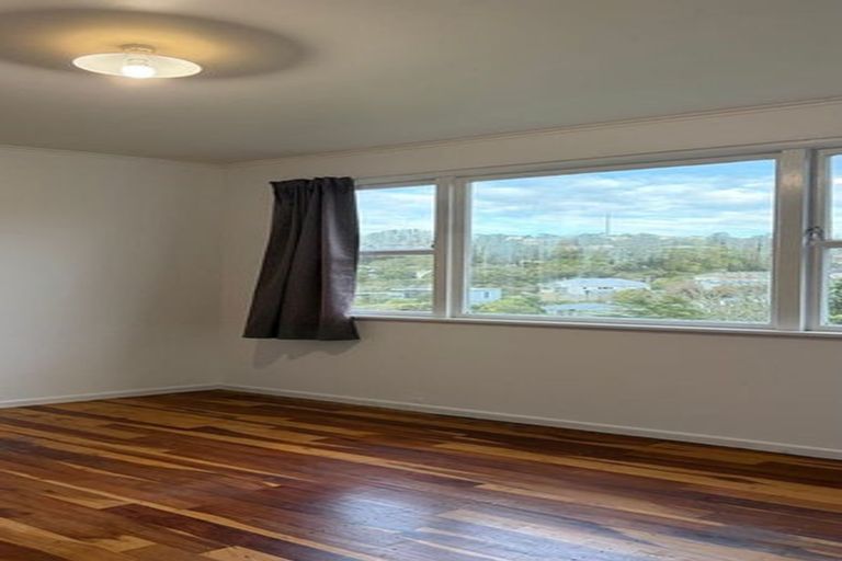Photo of property in 147 Ruskin Road, Newlands, Wellington, 6037