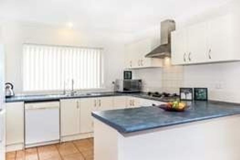 Photo of property in 64 Glenveagh Park Drive, Weymouth, Auckland, 2103