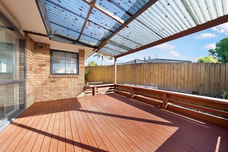 Photo of property in 18 Plumstead Rise, Glen Eden, Auckland, 0602