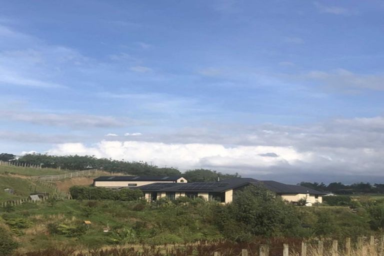 Photo of property in 2 Te Ara Karoiroa Road, Hurford, New Plymouth, 4374