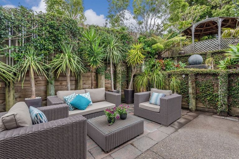 Photo of property in 31 Seaton Road, Murrays Bay, Auckland, 0630