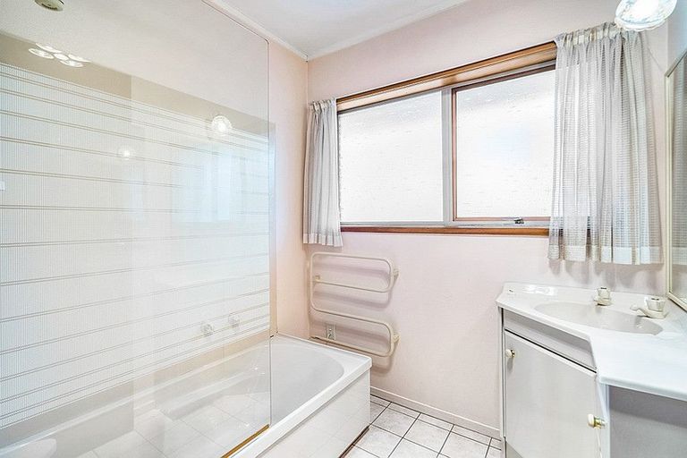 Photo of property in 26 Masterton Road, Rothesay Bay, Auckland, 0630