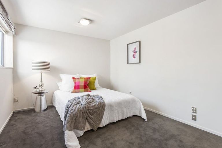 Photo of property in 2 Serenata Lane, Redcliffs, Christchurch, 8081