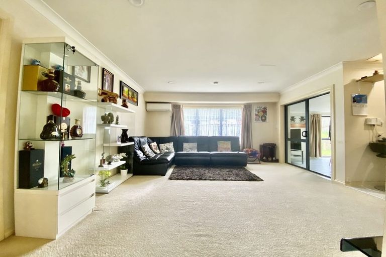 Photo of property in 16 Glenveagh Park Drive, Weymouth, Auckland, 2103