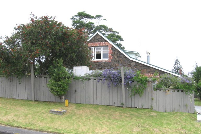 Photo of property in 2/12 Aeroview Drive, Beach Haven, Auckland, 0626