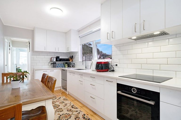 Photo of property in 2/615 Swanson Road, Swanson, Auckland, 0612