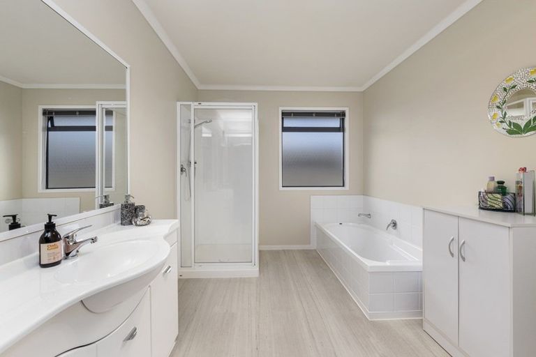 Photo of property in 14 Lakemere Way, Kinloch, Taupo, 3377