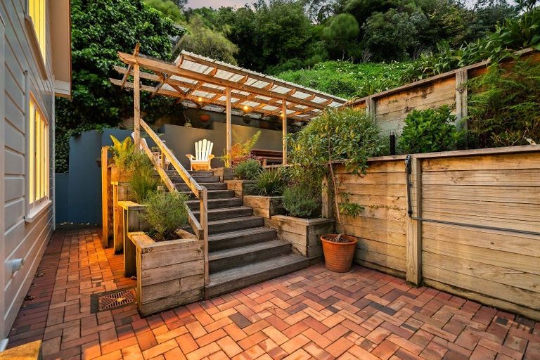 Photo of property in 210 Oriental Parade, Oriental Bay, Wellington, 6011