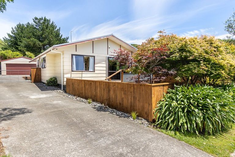 Photo of property in 23 Hookway Grove, Paraparaumu, 5032