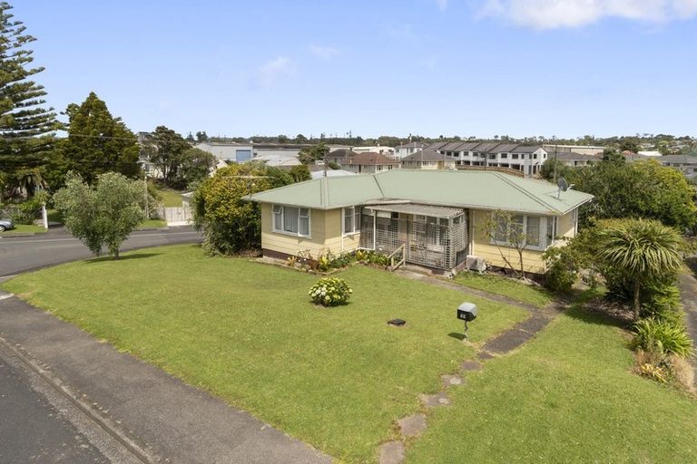 Photo of property in 35 Barbary Avenue, Kelston, Auckland, 0602