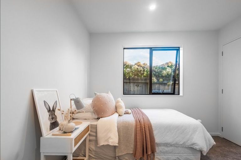 Photo of property in 3b Dawnhaven Drive, Te Atatu Peninsula, Auckland, 0610