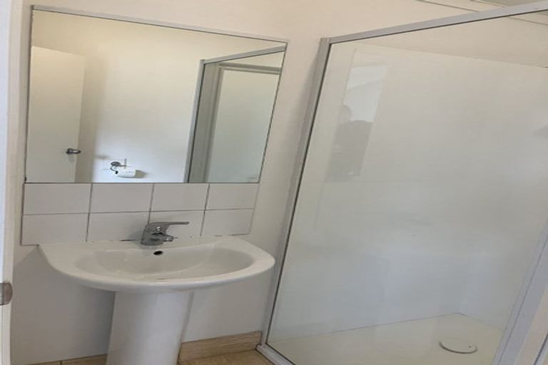 Photo of property in 2/17a Hillcrest Avenue, Hillcrest, Auckland, 0627