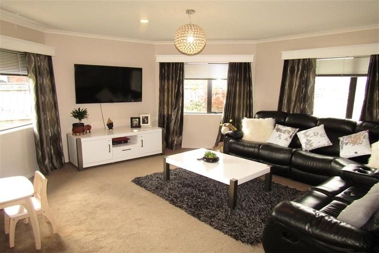 Photo of property in 24 Percy Kinsman Crescent, Riverstone Terraces, Upper Hutt, 5018